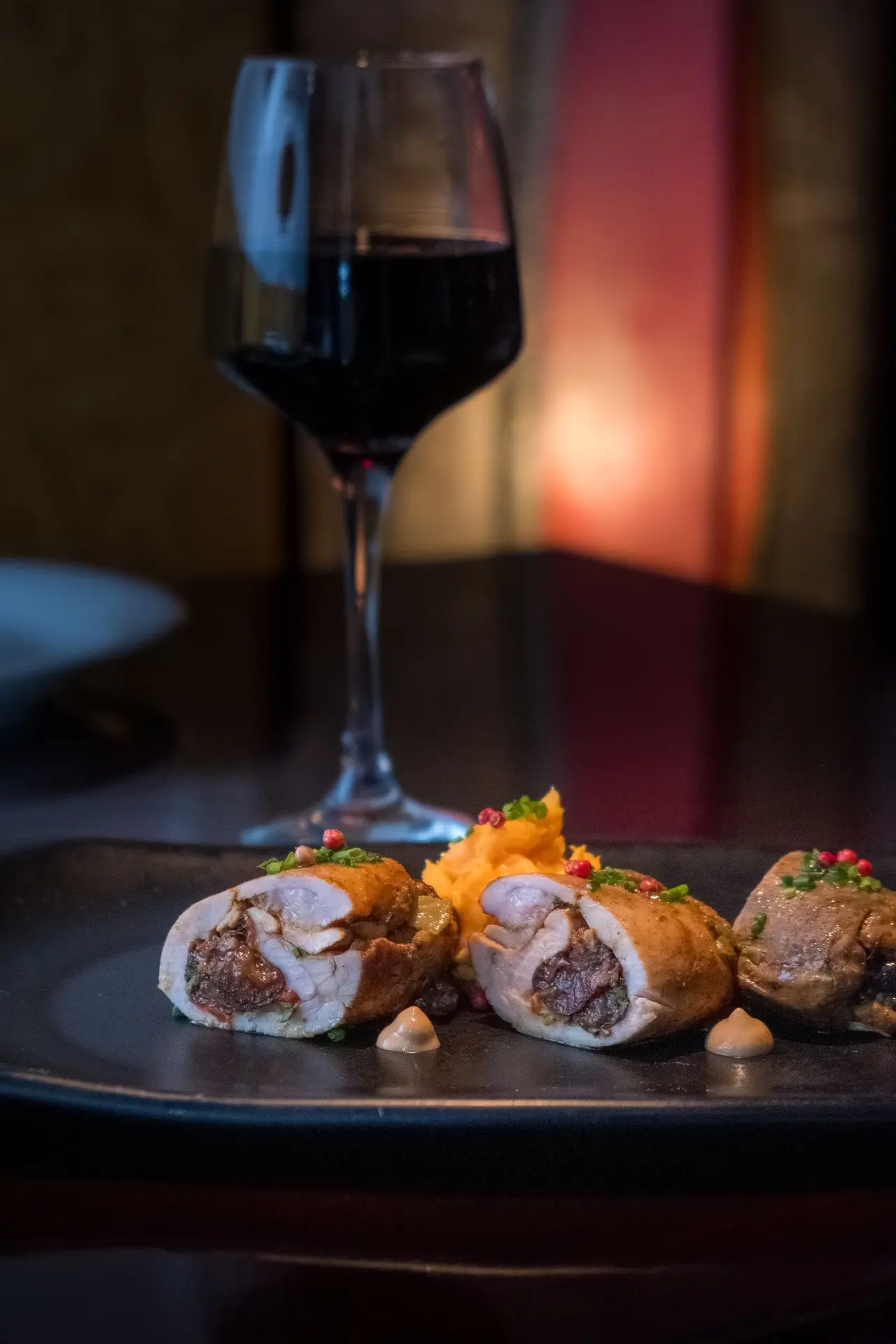 Vive la elegancia de la alta gastronomía a través del objetivo del fotógrafo gastronómico Louis Mas en Barcelona. Este exquisito plato, acompañado de un vino tinto refinado, refleja la esencia de las experiencias culinarias de alto nivel. Con su experiencia como videógrafo, Louis Mas crea imágenes gastronómicas atractivas, perfectas para estrategias de marketing digital que destacan el lujo y la gastronomía.
