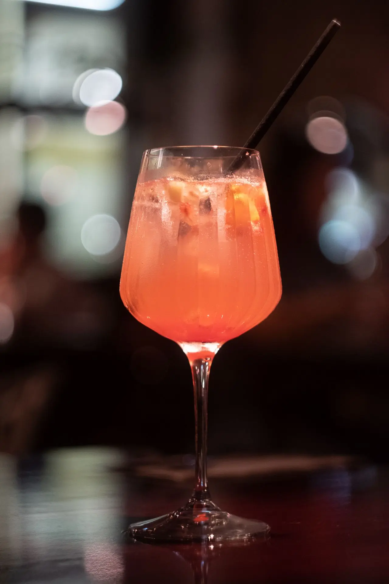 Esta imagen cautivadora de un delicioso cóctel, elaborado con esmero, es un reflejo del talento de Louis Mas como fotógrafo gastronómico. Perfecta para marketing digital y la promoción de bares y coctelerías.