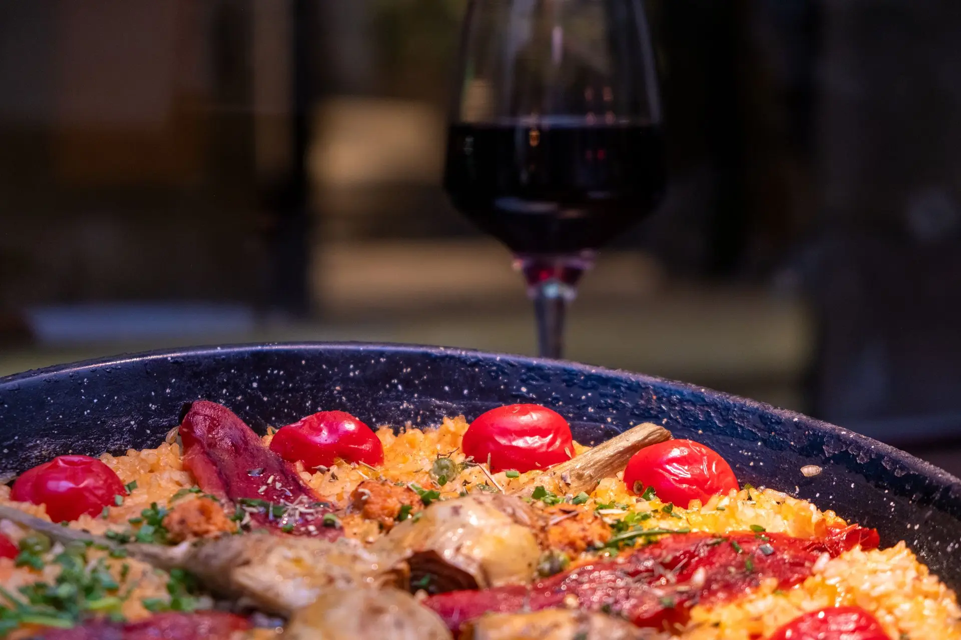 Esta vibrante paella, capturada por el fotógrafo gastronómico Louis Mas en Barcelona, resalta la riqueza de la cocina española. El arroz dorado con azafrán, los pimientos asados, las alcachofas y los jugosos tomates cherry crean una composición impresionante, complementada por un profundo vino tinto en el fondo. Perfecta para branding de restaurantes, diseño de menús y marketing digital en el sector gastronómico. Como videógrafo, Louis Mas aporta un toque artístico, capturando la esencia de los sabores mediterráneos.